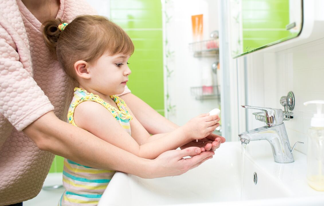 mytí rukou mýdlem, aby se zabránilo infekci parazity